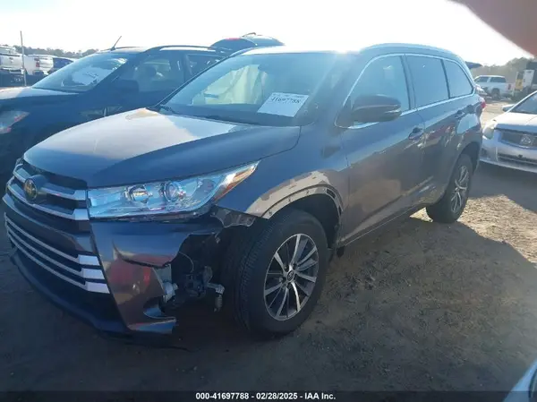 5TDKZRFH5HS520994 2017 TOYOTA HIGHLANDER - Image 2