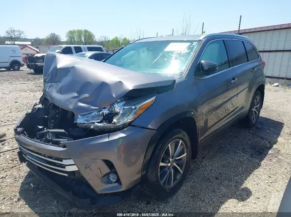 5TDKZRFH5HS521093 2017 TOYOTA HIGHLANDER - Image 2