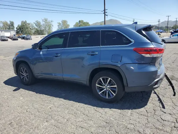 5TDKZRFH5HS521109 2017 TOYOTA HIGHLANDER - Image 2