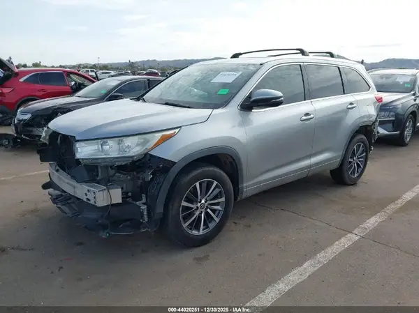 5TDKZRFH5HS523815 2017 TOYOTA HIGHLANDER - Image 2
