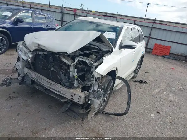 5TDKZRFH5HS524060 2017 TOYOTA HIGHLANDER - Image 2