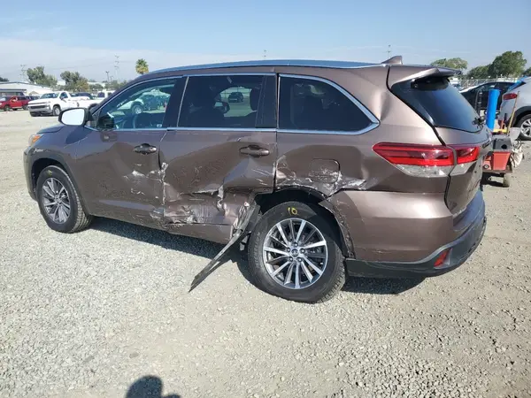 5TDKZRFH5JS245150 2018 TOYOTA HIGHLANDER - Image 2