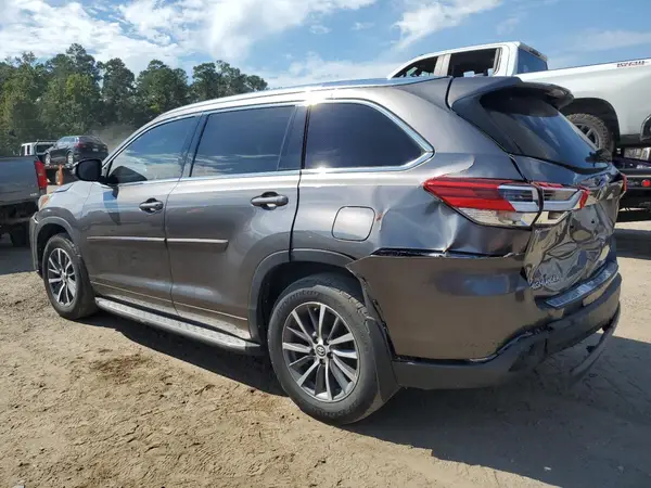5TDKZRFH5JS261901 2018 TOYOTA HIGHLANDER - Image 2