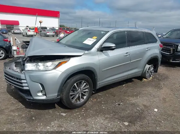 5TDKZRFH5JS277306 2018 TOYOTA HIGHLANDER - Image 2