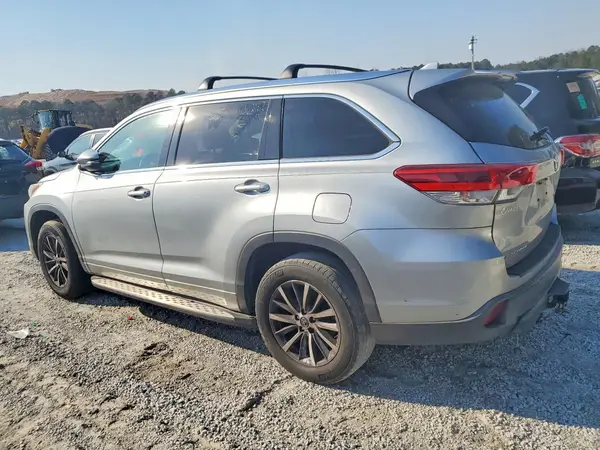 5TDKZRFH5JS289021 2018 TOYOTA HIGHLANDER - Image 2