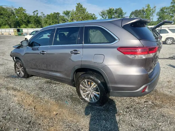 5TDKZRFH5JS526736 2018 TOYOTA HIGHLANDER - Image 2