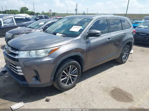 5TDKZRFH5JS526879 2018 TOYOTA HIGHLANDER - Image 2
