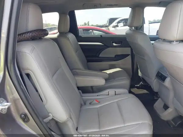 5TDKZRFH5JS526879 2018 TOYOTA HIGHLANDER - Image 8
