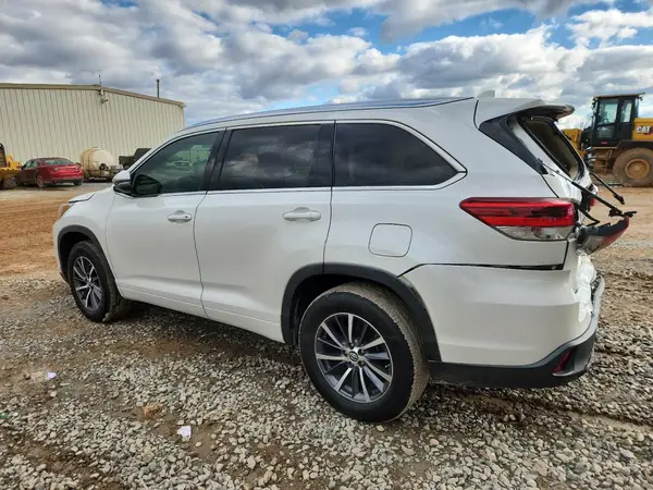 5TDKZRFH5JS528051 2018 TOYOTA HIGHLANDER - Image 2
