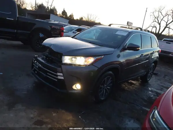 5TDKZRFH5JS528454 2018 TOYOTA HIGHLANDER - Image 2