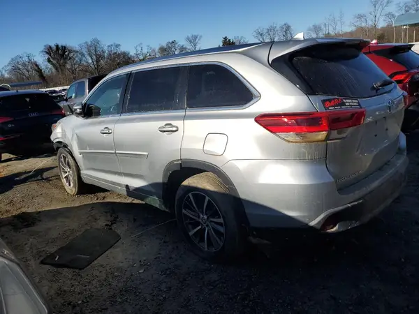 5TDKZRFH5JS529104 2018 TOYOTA HIGHLANDER - Image 2