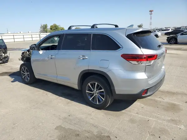 5TDKZRFH5JS529524 2018 TOYOTA HIGHLANDER - Image 2