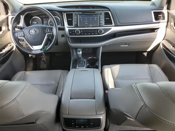 5TDKZRFH5JS529524 2018 TOYOTA HIGHLANDER - Image 8