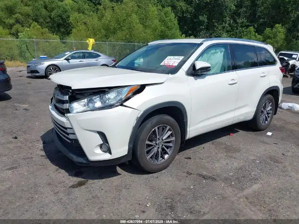 5TDKZRFH5JS532097 2018 TOYOTA HIGHLANDER - Image 2