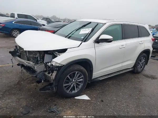 5TDKZRFH5JS535307 2018 TOYOTA HIGHLANDER - Image 2