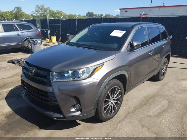 5TDKZRFH5JS537252 2018 TOYOTA HIGHLANDER - Image 2