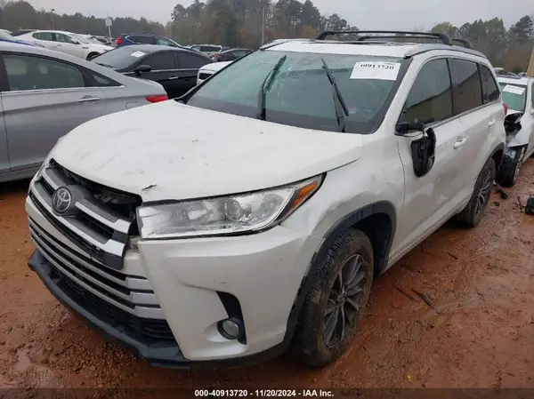 5TDKZRFH5JS538059 2018 TOYOTA HIGHLANDER - Image 2