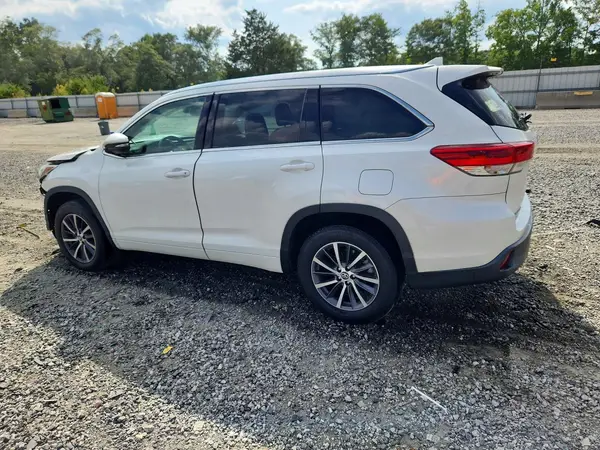 5TDKZRFH5JS538174 2018 TOYOTA HIGHLANDER - Image 2
