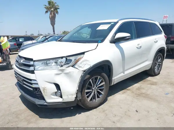 5TDKZRFH5JS538742 2018 TOYOTA HIGHLANDER - Image 2