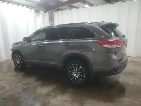 5TDKZRFH5JS539096 2018 TOYOTA HIGHLANDER - Image 2