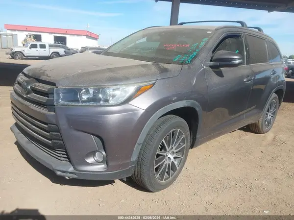 5TDKZRFH5JS540264 2018 TOYOTA HIGHLANDER - Image 2