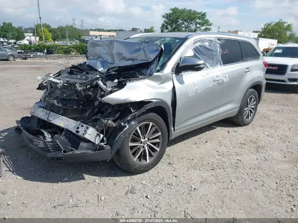 5TDKZRFH5JS541401 2018 TOYOTA HIGHLANDER - Image 2