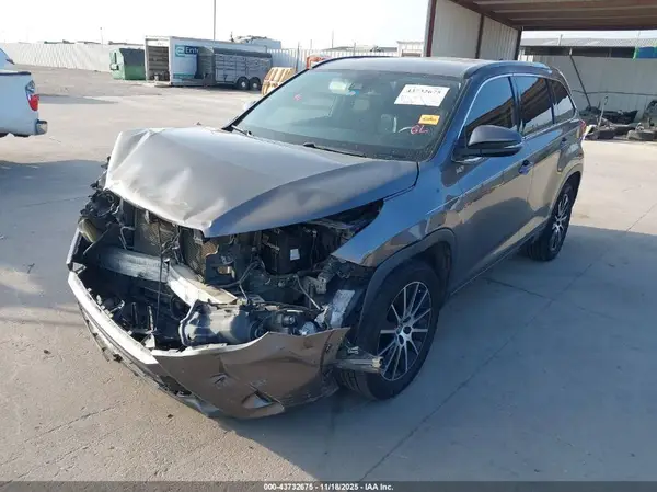 5TDKZRFH5JS541575 2018 TOYOTA HIGHLANDER - Image 2