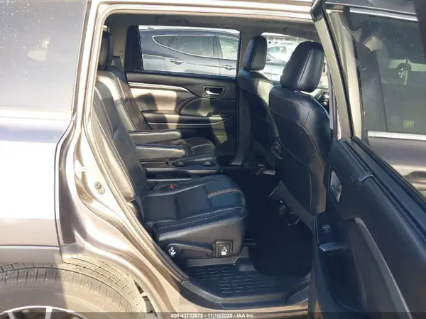 5TDKZRFH5JS541575 2018 TOYOTA HIGHLANDER - Image 8
