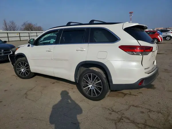 5TDKZRFH5JS549210 2018 TOYOTA HIGHLANDER - Image 2