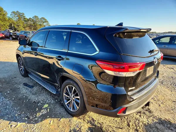5TDKZRFH5JS550082 2018 TOYOTA HIGHLANDER - Image 2
