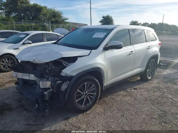 5TDKZRFH5KS300844 2019 TOYOTA HIGHLANDER - Image 2