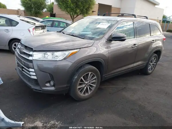5TDKZRFH5KS302299 2019 TOYOTA HIGHLANDER - Image 2
