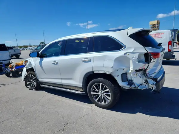 5TDKZRFH5KS309172 2019 TOYOTA HIGHLANDER - Image 2