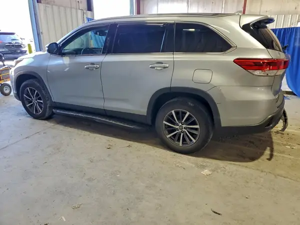5TDKZRFH5KS313755 2019 TOYOTA HIGHLANDER - Image 2