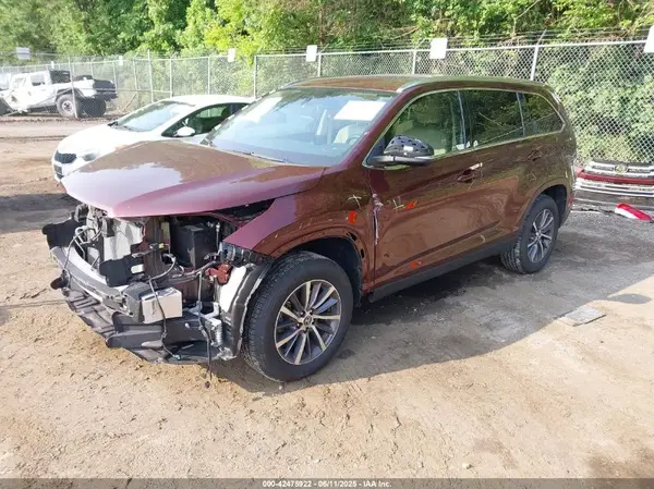 5TDKZRFH5KS337733 2019 TOYOTA HIGHLANDER - Image 2