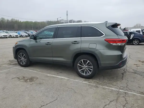 5TDKZRFH5KS348876 2019 TOYOTA HIGHLANDER - Image 2