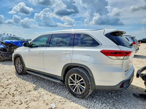 5TDKZRFH5KS555851 2019 TOYOTA HIGHLANDER - Image 2