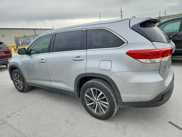 5TDKZRFH5KS558927 2019 TOYOTA HIGHLANDER - Image 2