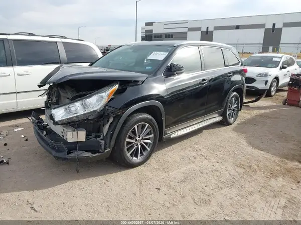 5TDKZRFH5KS560208 2019 TOYOTA HIGHLANDER - Image 2
