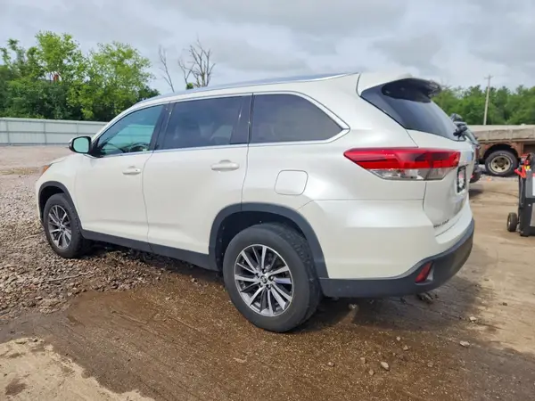 5TDKZRFH5KS560824 2019 TOYOTA HIGHLANDER - Image 2