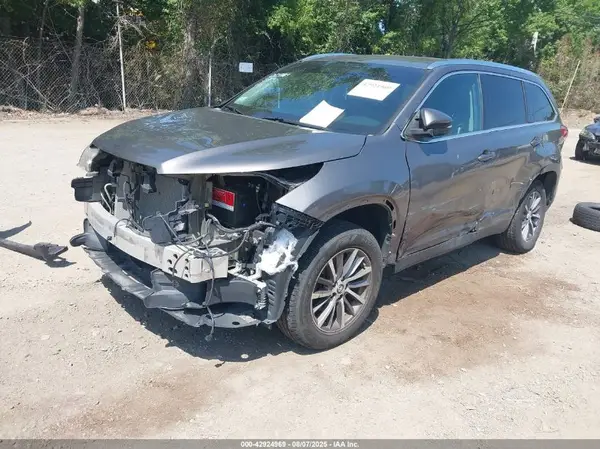 5TDKZRFH5KS561925 2019 TOYOTA HIGHLANDER - Image 2