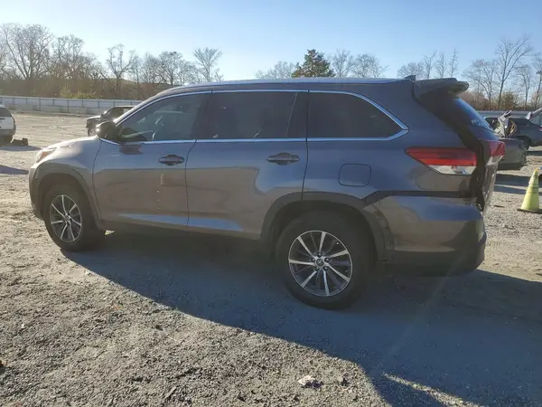 5TDKZRFH5KS573766 2019 TOYOTA HIGHLANDER - Image 2