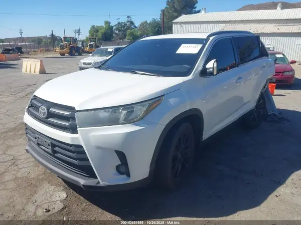 5TDKZRFH5KS574643 2019 TOYOTA HIGHLANDER - Image 2