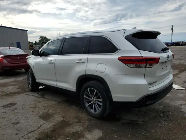 5TDKZRFH5KS574867 2019 TOYOTA HIGHLANDER - Image 2