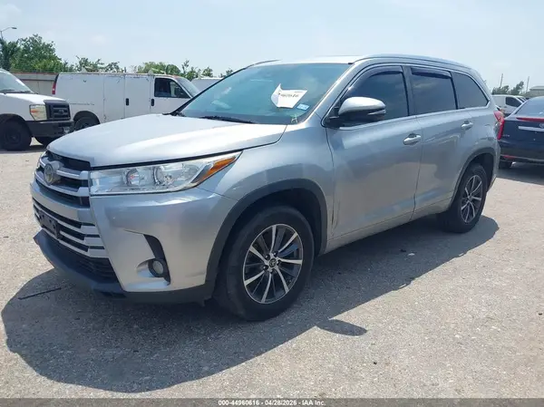 5TDKZRFH6HS189617 2017 TOYOTA HIGHLANDER - Image 2
