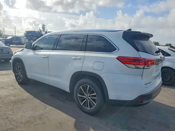 5TDKZRFH6HS203404 2017 TOYOTA HIGHLANDER - Image 2