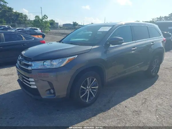 5TDKZRFH6HS205427 2017 TOYOTA HIGHLANDER - Image 2