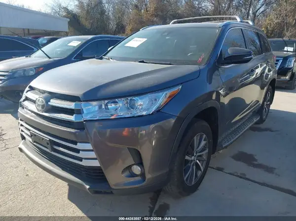 5TDKZRFH6HS213527 2017 TOYOTA HIGHLANDER - Image 2