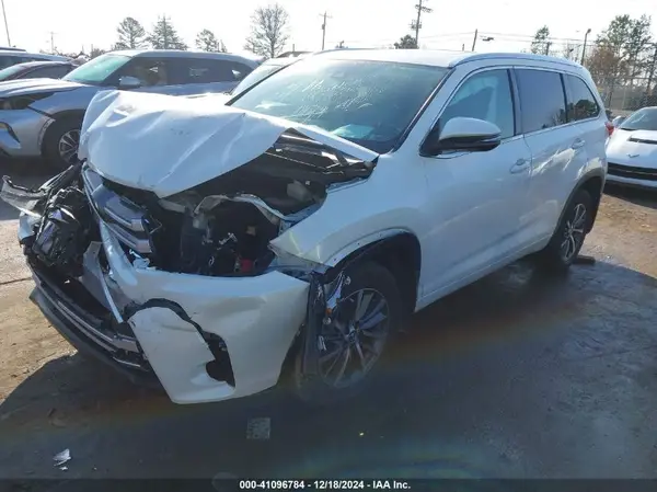 5TDKZRFH6HS509728 2017 TOYOTA HIGHLANDER - Image 2