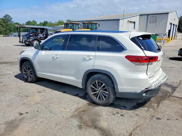 5TDKZRFH6HS515397 2017 TOYOTA HIGHLANDER - Image 2
